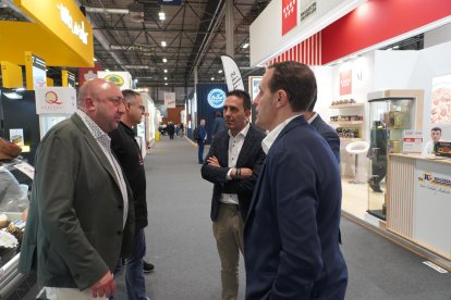 El presidente de la Diputación de Valladolid, Conrado Íscar, promociona Alimentos de Valladolid en el Salón Gourmets 2025 de la mano de Miguel Ángel de la Cruz