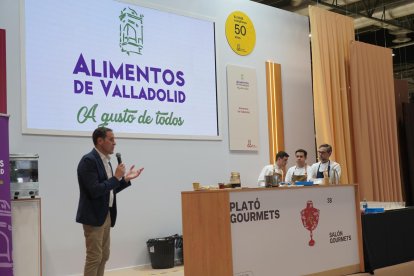 El presidente de la Diputación de Valladolid, Conrado Íscar, promociona Alimentos de Valladolid en el Salón Gourmets 2025 de la mano de Miguel Ángel de la Cruz
