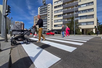 Paso de cebra pintado de la Cúpula del Milenio.