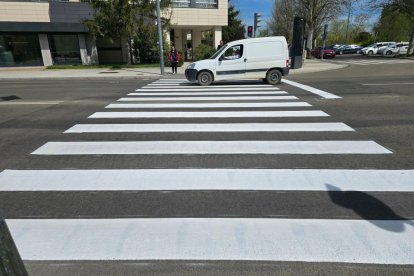 Paso de cebra pintado de la Cúpula del Milenio.