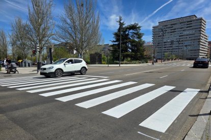 Paso de cebra pintado de la Cúpula del Milenio.