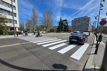 Paso de cebra pintado de la Cúpula del Milenio.