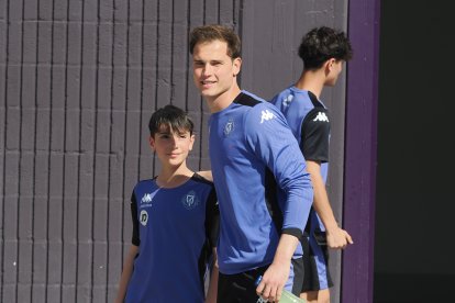 Latasa sale al entrenamiento del Real Valladolid y posa con un niño.