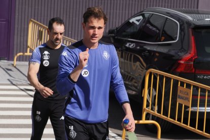 Latasa muestra el pulgar hacia arriba antes del entrenamiento del Real Valladolid.