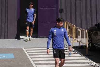 Luis Pérez mira hacia un lado antes del entrenamiento del Real Valladolid.