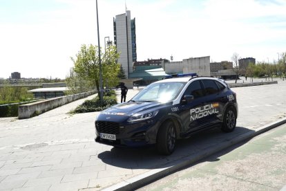 Un vehículo de Policia Nacional controla la zona.