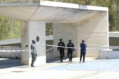 Agentes de polícia acordnan el entorno del  puente Juan de Austria.