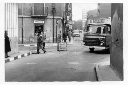Vista de la plaza de la Cruz Verde desde la calle José María Lacort en los 80