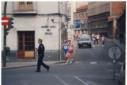 IV Campeonatos de Europa para veteranos 1995 a su paso por la fachada del bar La Luna de Valladolid
