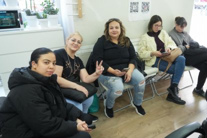 Clientas del salón de uñas Vietnamita esperan su turno.