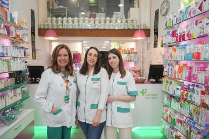 Carmen Rivera, Lidia Aceves y Montaña Pérez, equipo de la farmacia Cruz Verde, en el número 3.