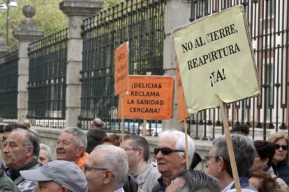 Concentración a las puertas de la Consejería de Sanidad