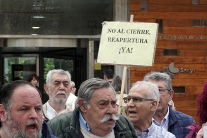Concentración a las puertas de la Consejería de Sanidad