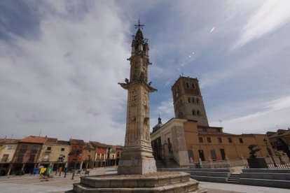 El famoso y monumental rollo de Villalónde Campos en la plaza Mayor del pueblo