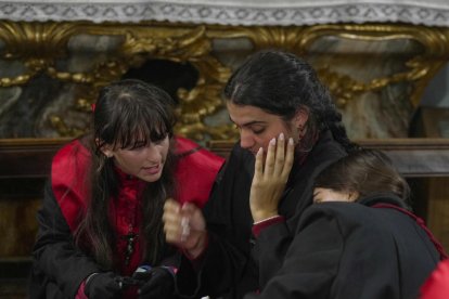 Desolación entre los cofrades de la Sagrada Cena.