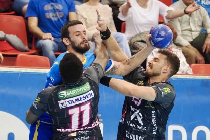 Una acción del partido entre el Recoletas y Puente Genil en Huerta del Rey.