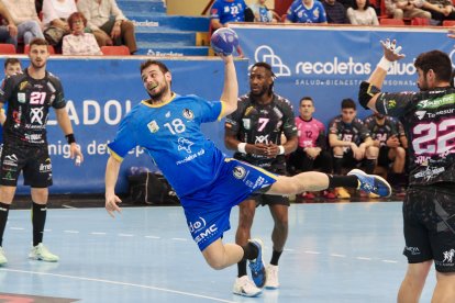 Una acción del partido entre el Recoletas y Puente Genil en Huerta del Rey.