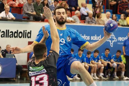 Una acción del partido entre el Recoletas y Puente Genil en Huerta del Rey.