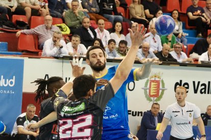 Una acción del partido entre el Recoletas y Puente Genil en Huerta del Rey.