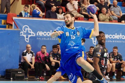 Una acción del partido entre el Recoletas y Puente Genil en Huerta del Rey.