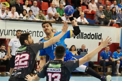 Una acción del partido entre el Recoletas y Puente Genil en Huerta del Rey.