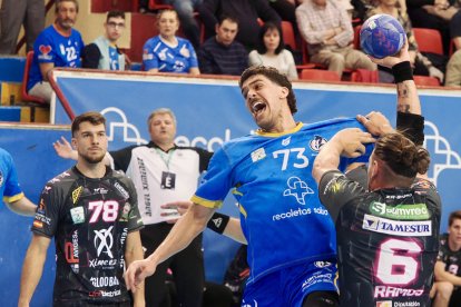 Una acción del partido entre el Recoletas y Puente Genil en Huerta del Rey.