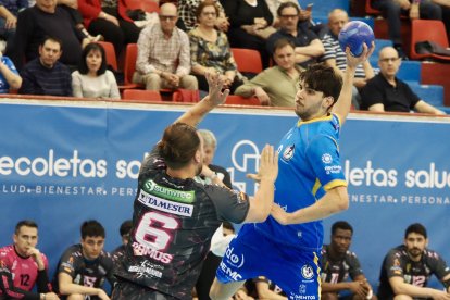 Una acción del partido entre el Recoletas y Puente Genil en Huerta del Rey.