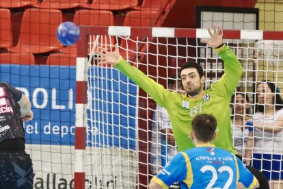 Una acción del partido entre el Recoletas y Puente Genil en Huerta del Rey.