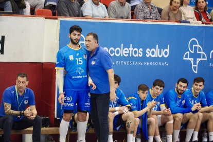 Una acción del partido entre el Recoletas y Puente Genil en Huerta del Rey.