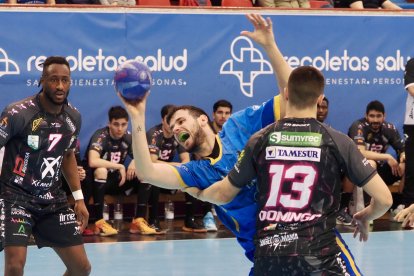 Una acción del partido entre el Recoletas y Puente Genil en Huerta del Rey.