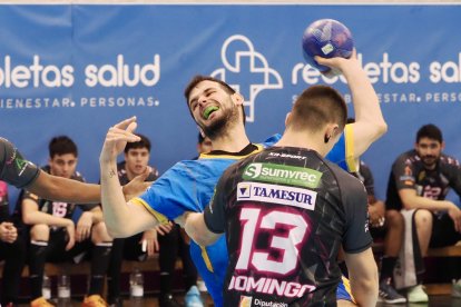 Una acción del partido entre el Recoletas y Puente Genil en Huerta del Rey.