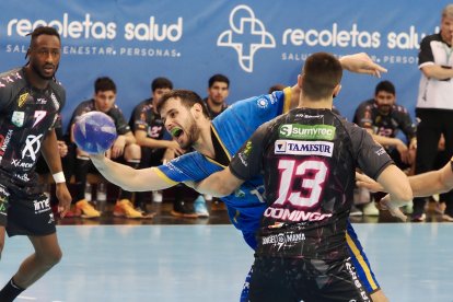 Una acción del partido entre el Recoletas y Puente Genil en Huerta del Rey.