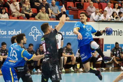 Una acción del partido entre el Recoletas y Puente Genil en Huerta del Rey.