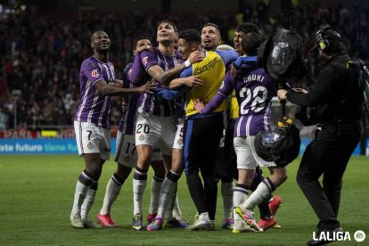 El Real Valladolid festeja el segundo gol obra de Javi Sánchez que supuso el 2-2 y miran perplejos el marcador del Metropolitano.