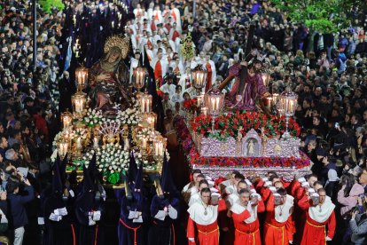 Un momento de la procesión de El Encuentro en Santa Cruz.