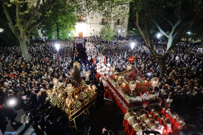 Un momento de la procesión de El Encuentro en Santa Cruz.