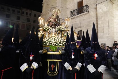 Un momento de la procesión de El Encuentro en Santa Cruz.