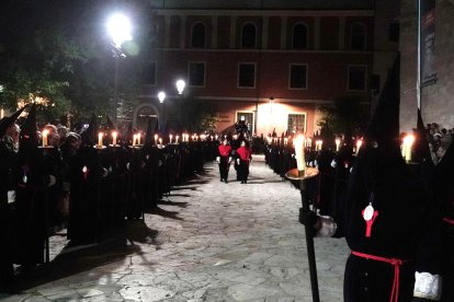 Un momento de la procesión de El Encuentro en Santa Cruz.
