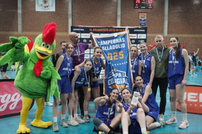 IES Julián Marías posa con el estandarte acreditativo como campeón d ela Copa Colegial 2025.