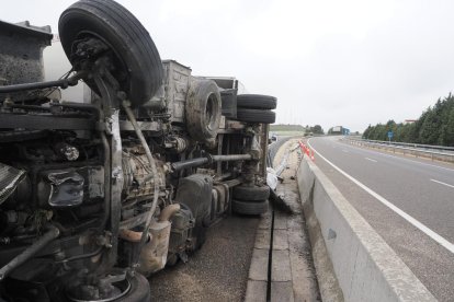 Vuelco de un camión en la A-60 a la altura de Zaratán