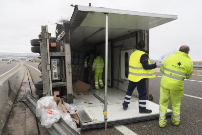 Vuelco de un camión en la A-60 a la altura de Zaratán