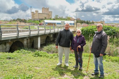 Diego Herrera, Concepción Bueno y Ángel Santos posan en el lugar de Torrelobatón donde Charlton Heston llega a caballo.
