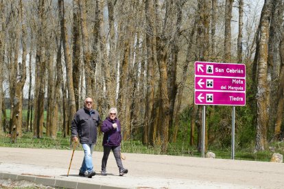 Concepción Bueno y Ángel Santos vuelven de un paseo por la carretera de San Cebrián.