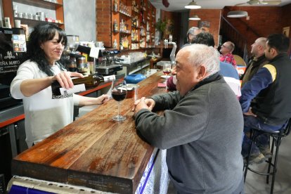Rosa Fernández, dueña del bar El Rincón de Daniel pone un vino a José Luis. J.M.LOSTAU.