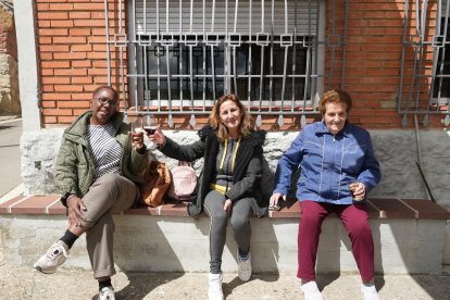 Leonor Ortiz, Belén Pérez y Carmina toman un vino en la terraza del Rincón de Daniel en Torrelobatón