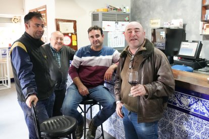 Un grupo de amigos tomando un vino en El Rincón de Daniel.