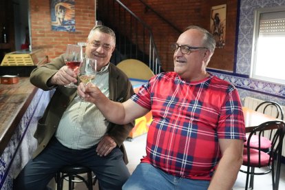 Dos vecinos brindan con un vino. J.M.LOSTAU.