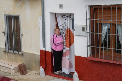 Soledad Lorenzo en la puerta de su casa en el pueblo vallisoletano de Torrelobatón.