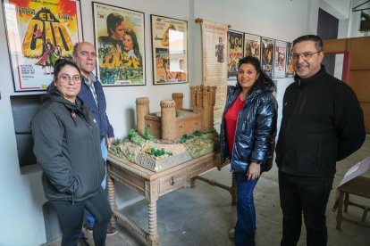 Virginia Pascual, vocal de la Asociación Cultural del Castillo. Alfredo Luengo, Alcalde. Azucena Barcenilla, Concejala y Jorge Polo, Párroco. Posan junto a la maqueta del castillo y los carteles internacionales de la película.
