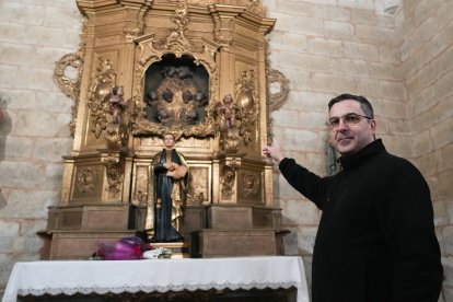 El Párroco Jorge Polo señala el retablo del Sagrado Corazón de Jesús y María con la talla del Beato Bernardo de Hoyos.